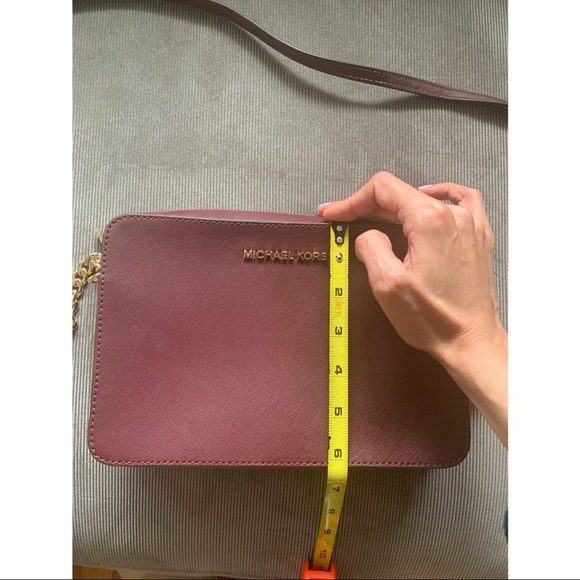 Michael Kors Jet Set Large East West Crossbody, Merlot with gold tones,like new✨ - Picture 5 of 12